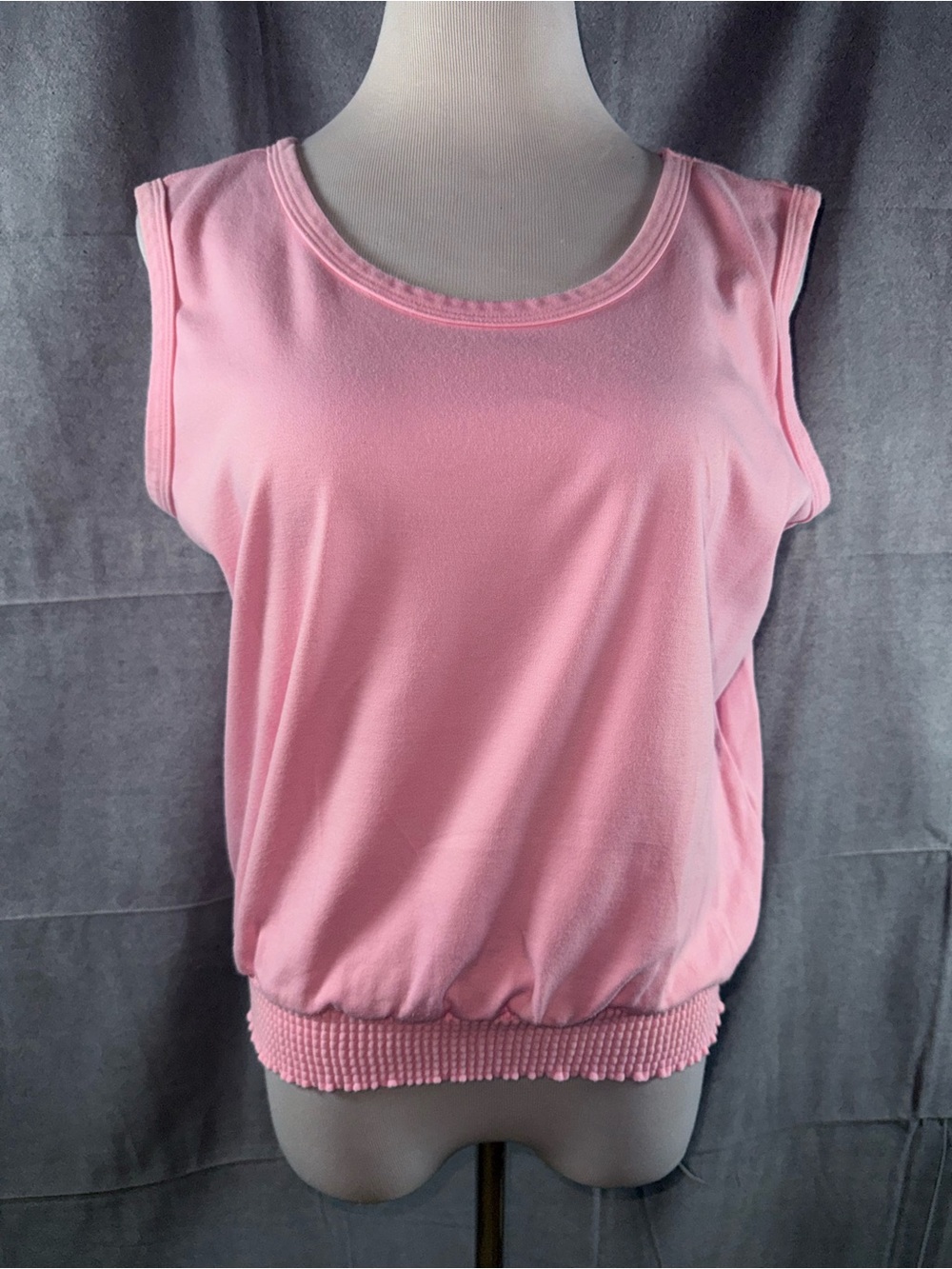 2739-Vicki Wayne Vintage Womenโs Pink Sleeveless Tank with Smocked Hem